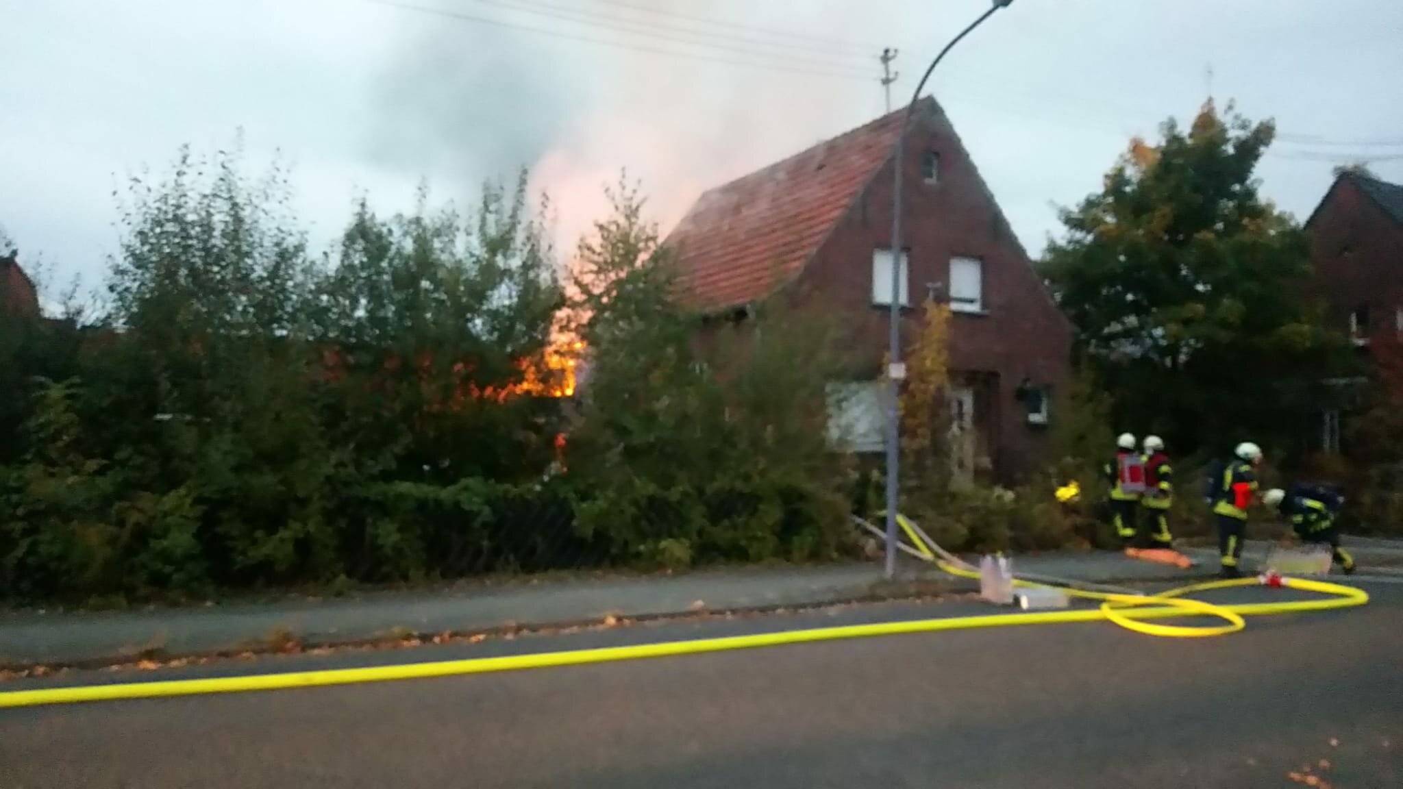  Die Feuerwehr wurde am Sonntag um kurz nach 18.30 Uhr zu einem Brandereignis auf die Luisenstraße in Stadtteil Büttgen gerufen.  
