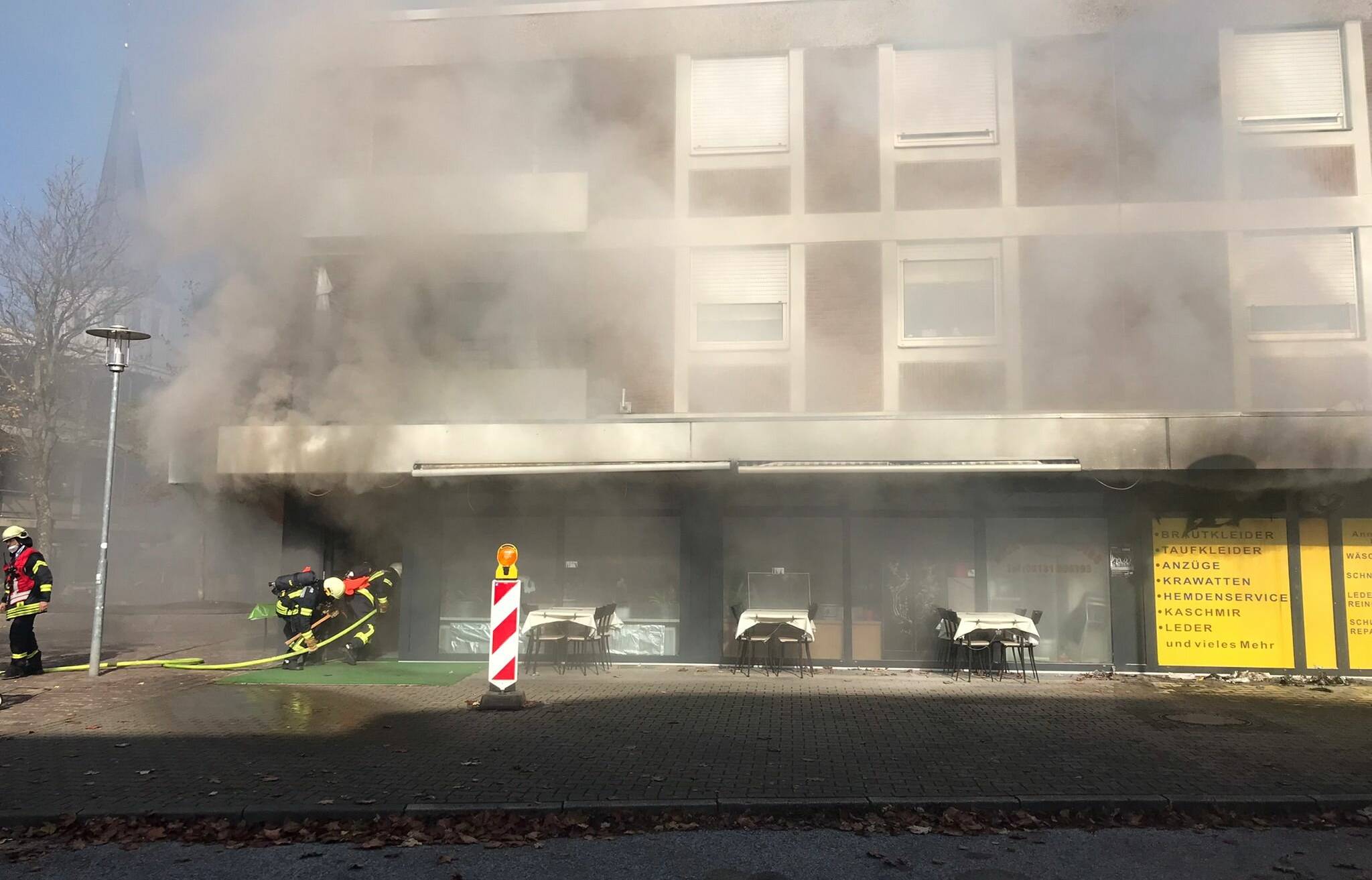  Im Erdgeschoss eines Wohn- und Geschäftshauses in Büttgen brannte es am Samstag im Küchenbereich eines Schnell-Restaurant. 