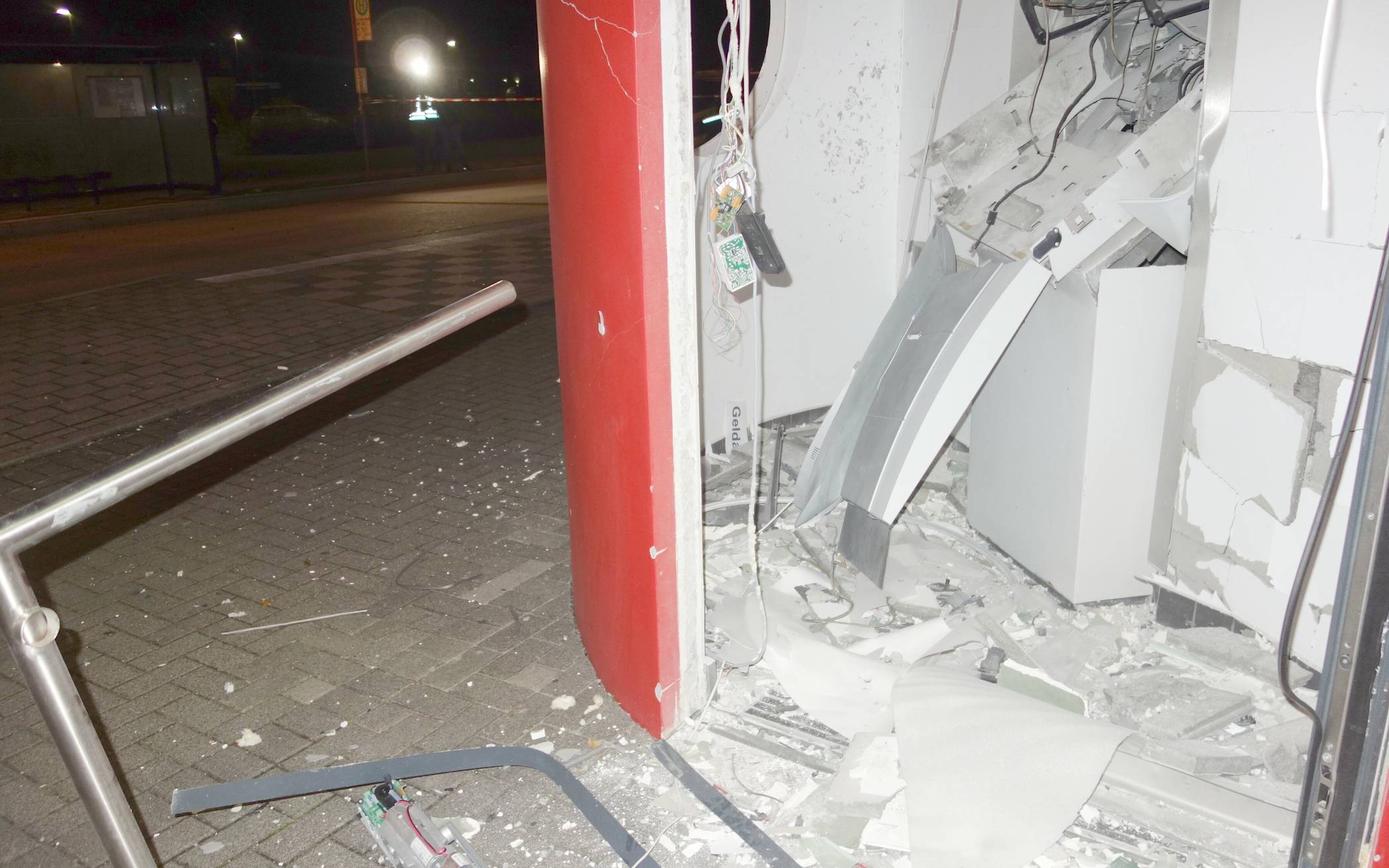 Der Geldautomat neben dem Supermarkt „Am Alten Bach“ wurde gesprengt. 