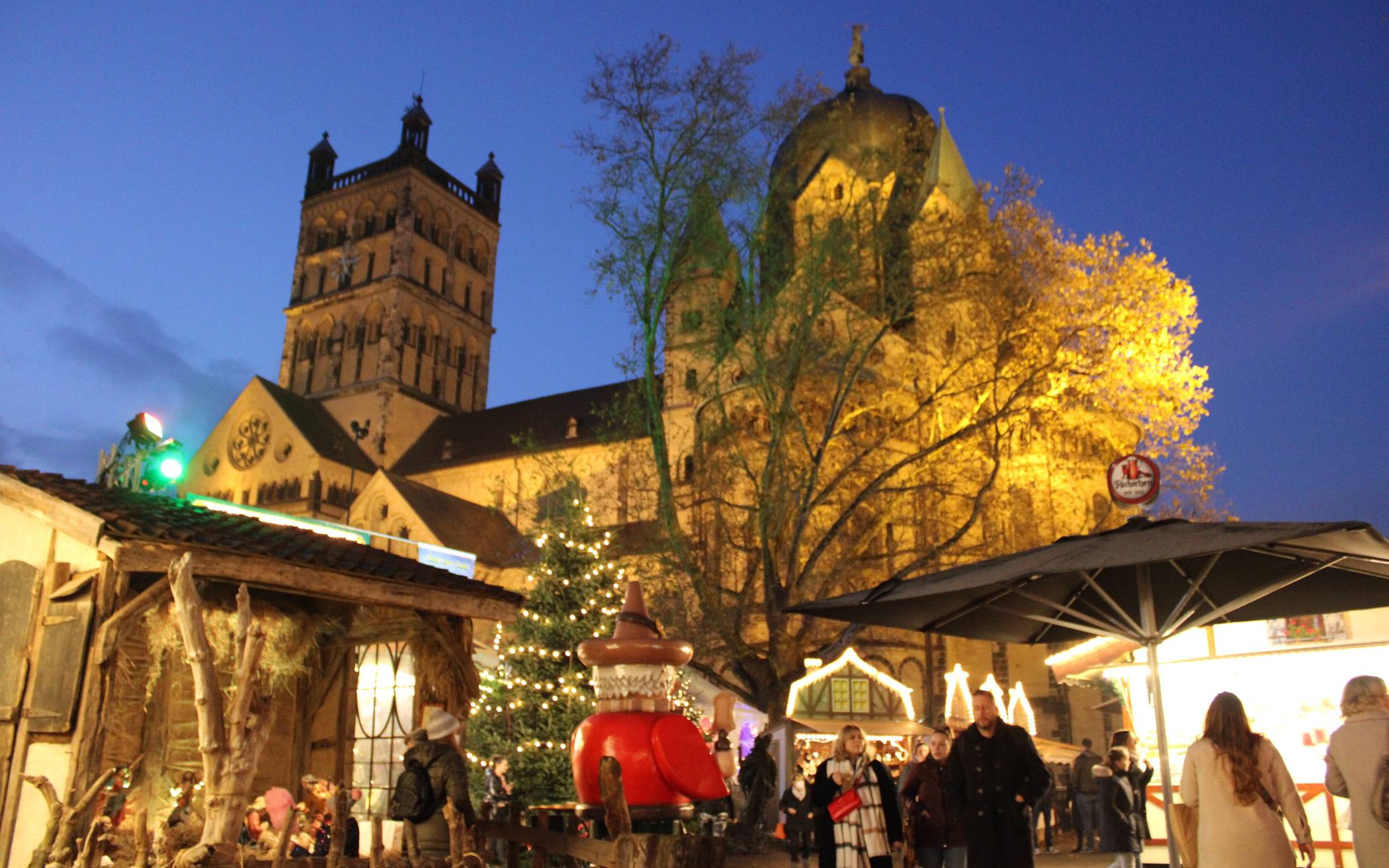  In diesem Jahr locken Glühweinduft, weihnachtliche Klänge und ein festliches Angebot auf den Freithof.  
