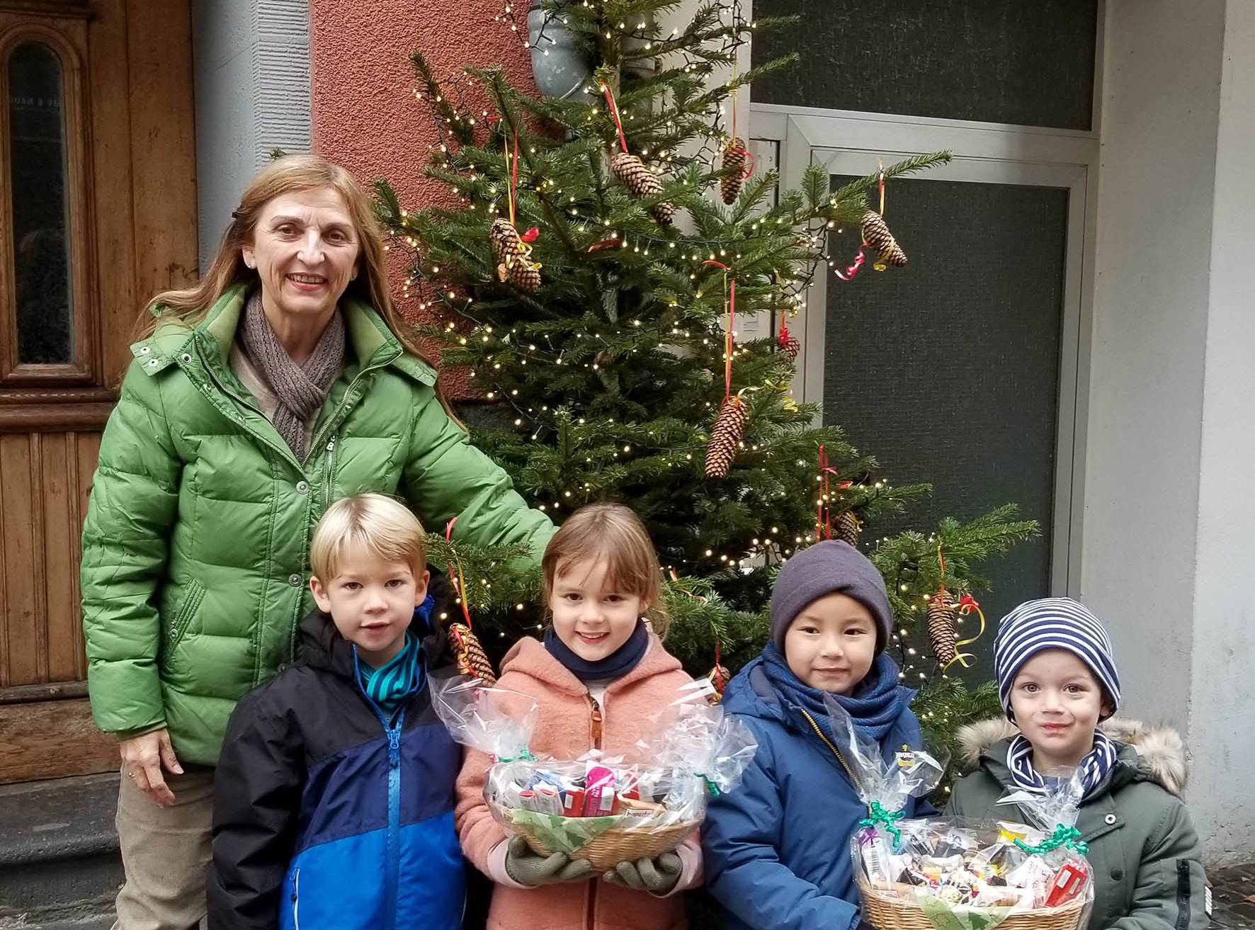  Petra Müller hat gemeinsam mit Kindern des Familienzentrums St. Quirin Weihnachtsbäume auf der Münsterstraße geschmückt. 