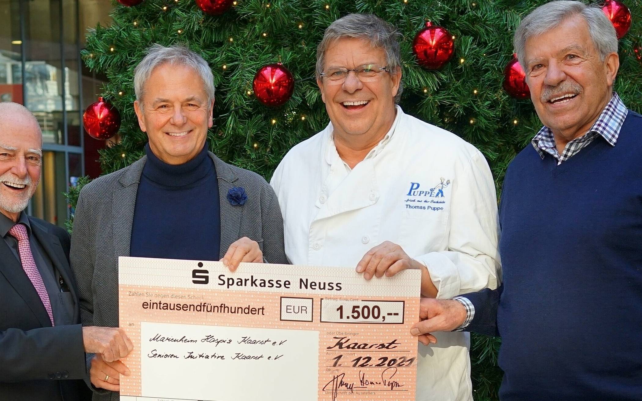  Heinz Wirnsberger (2.v.l.) und Bäckermeister Thomas Puppe (2.v.r.) überreichten den Spendenscheck an Günther Kolvenbach (r.) vom Marienheim Hospiz und Horst Schleberger (l.) von der Senioren-Initiative Kaarst. 