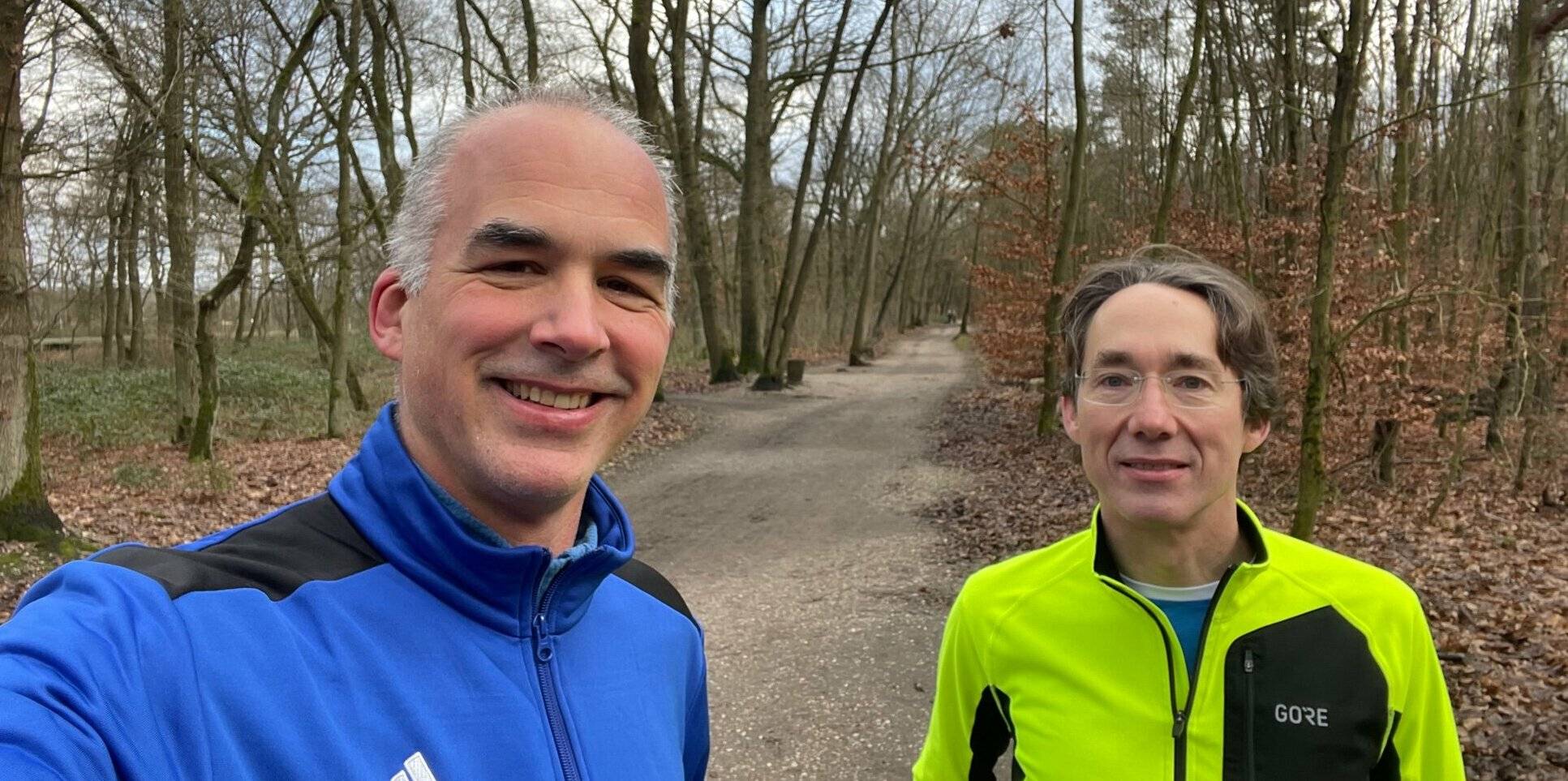  Auf Jogging-Tour im Vorster Wald: Die beiden Grünen Sportausschuss-Mitglieder Jochen Lennhof (links) und Stefan Neubauer setzen sich gemeinsam mit der CDU für die Revitalisierung des Trimm-Dich-Parcours ein.  