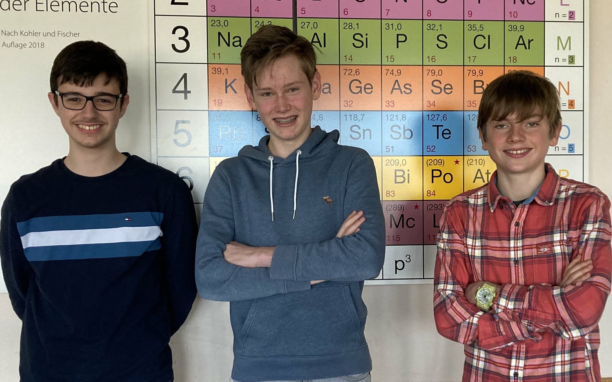  Die „Jugend forscht“-Gruppe des Albert-Einstein-Gymnasiums präsentiert ihr Projekt „Bioplastik“ (von links): Jon Haixhu, Niklas Nötzold und Nik Stroh. 