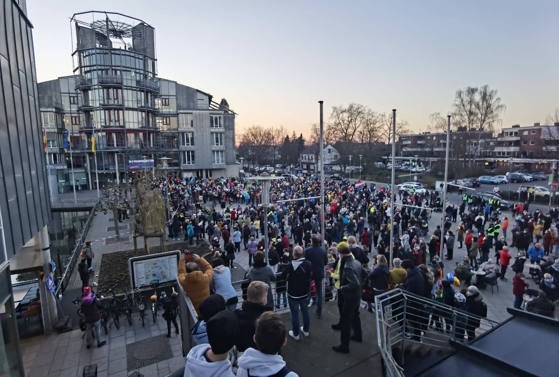  Hunderte Teilnehmer bevölkerten am Donnerstag in Kaarst bei der Friedensdemo den Platz vor dem Rathaus.  