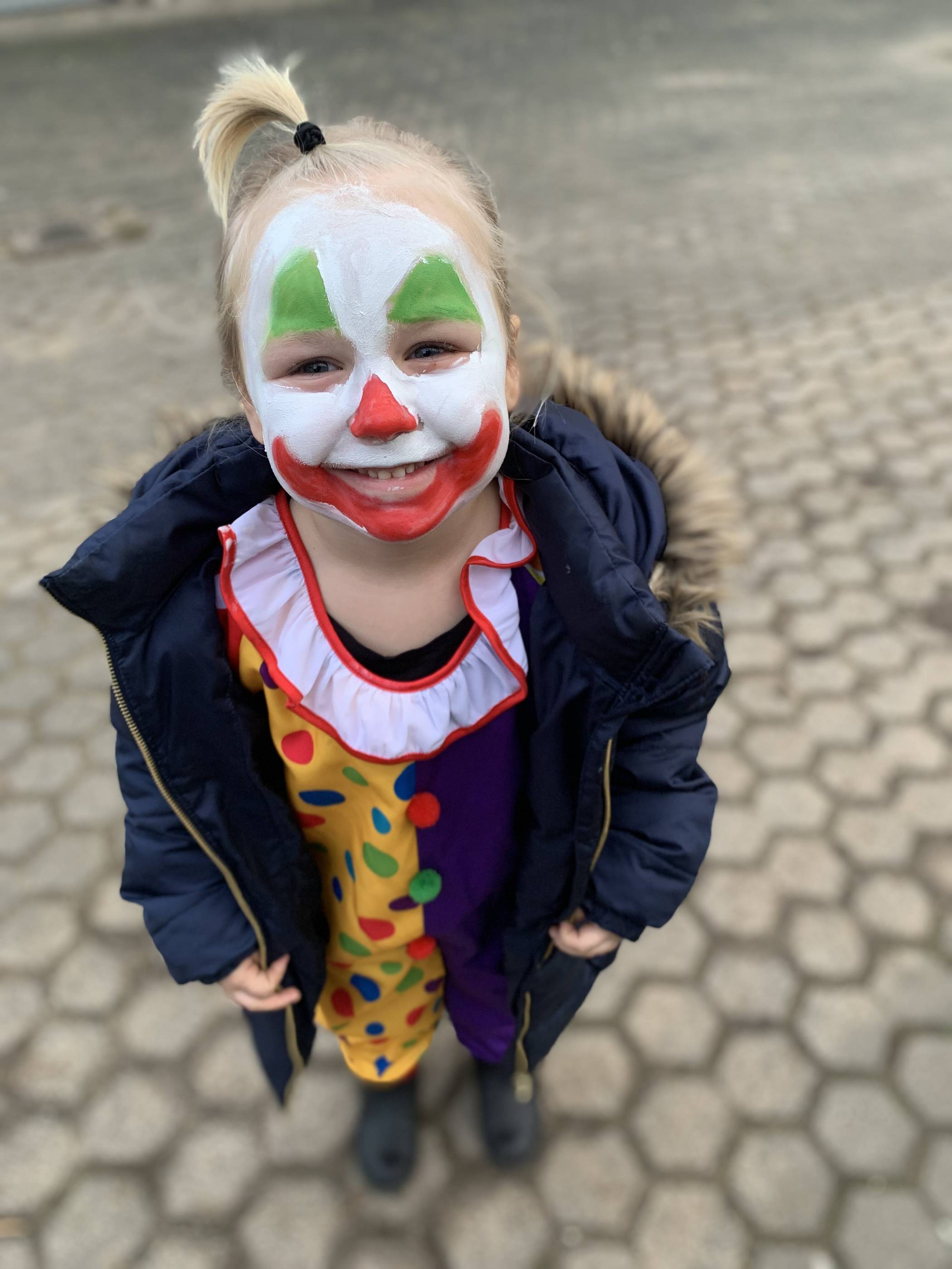 Die kleine Laura Sophie (5) sicherte sich als Clown den vierten Platz der Altersklasse...