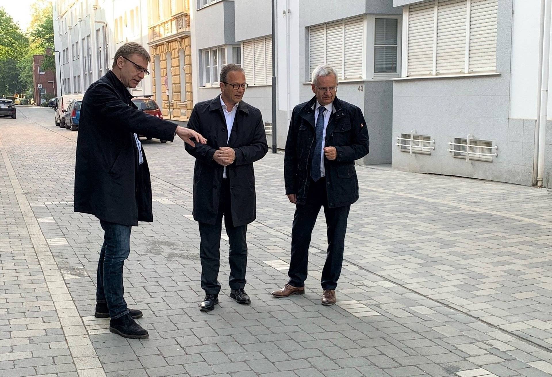  ISN-Betriebsleiter Johannes Steinhauer zeigte Bürgermeister Reiner Breuer und Stadtwerke-Geschäftsführer Stephan Lommetz die erneuerte Mühlenstraße nach der erfolgten Bauabnahme.  
