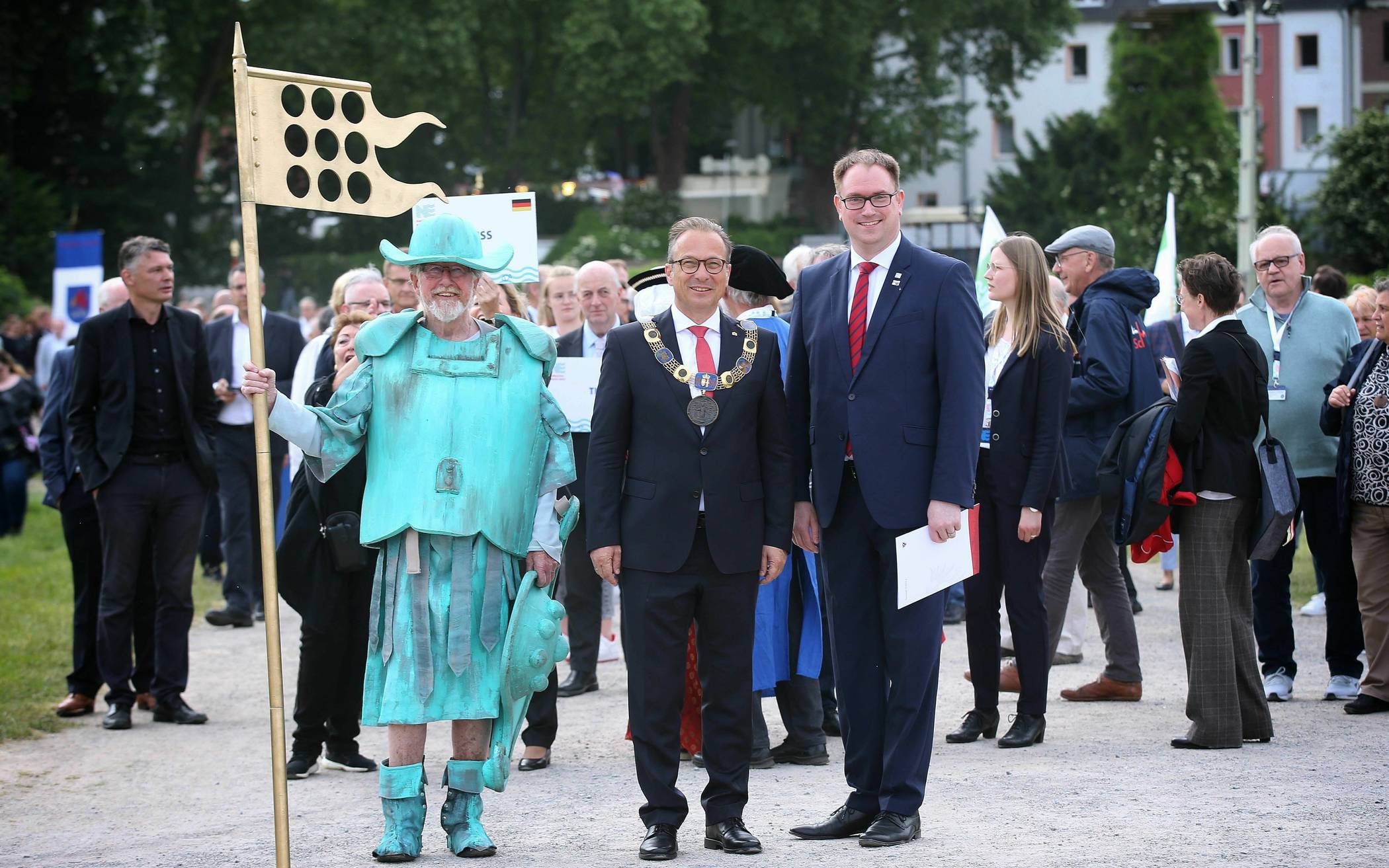  Bürgermeister Reiner Breuer (Mitte) und Lübecker Bürgermeister Jan Lindenau, zugleich Vormann des Handesbundes (rechts), freuen sich über den gelungenen Hansetag. 