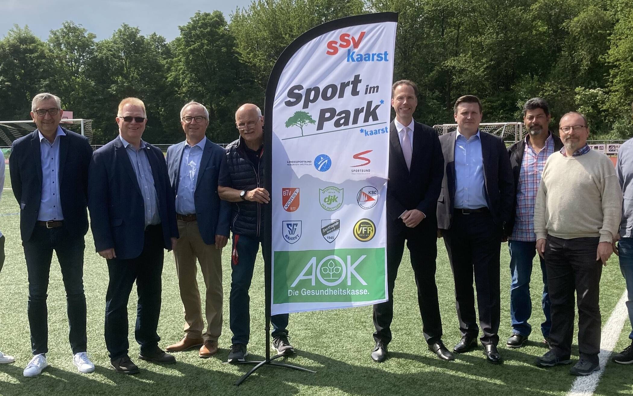  Es kann losgehen: Vertreter der Stadtverwaltung, des Stadtsportverbands und der teilnehmenden Vereine freuen sich auf den Start von „Sport im Park“.  