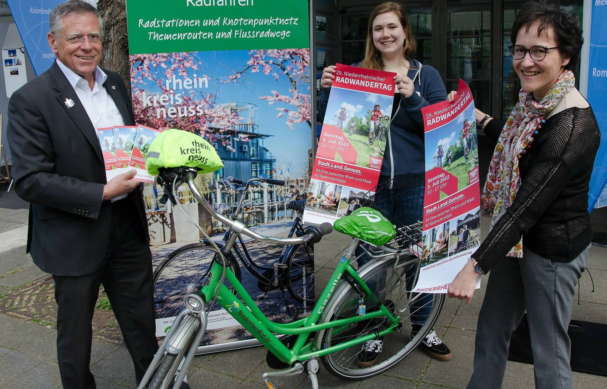  Landrat Hans-Jürgen Petrauschke freut sich zusammen mit Tourismusförderin Steffi Lorbeer (rechts) und Bianca Thielen auf den „Niederrheinischen Radwandertag“. 