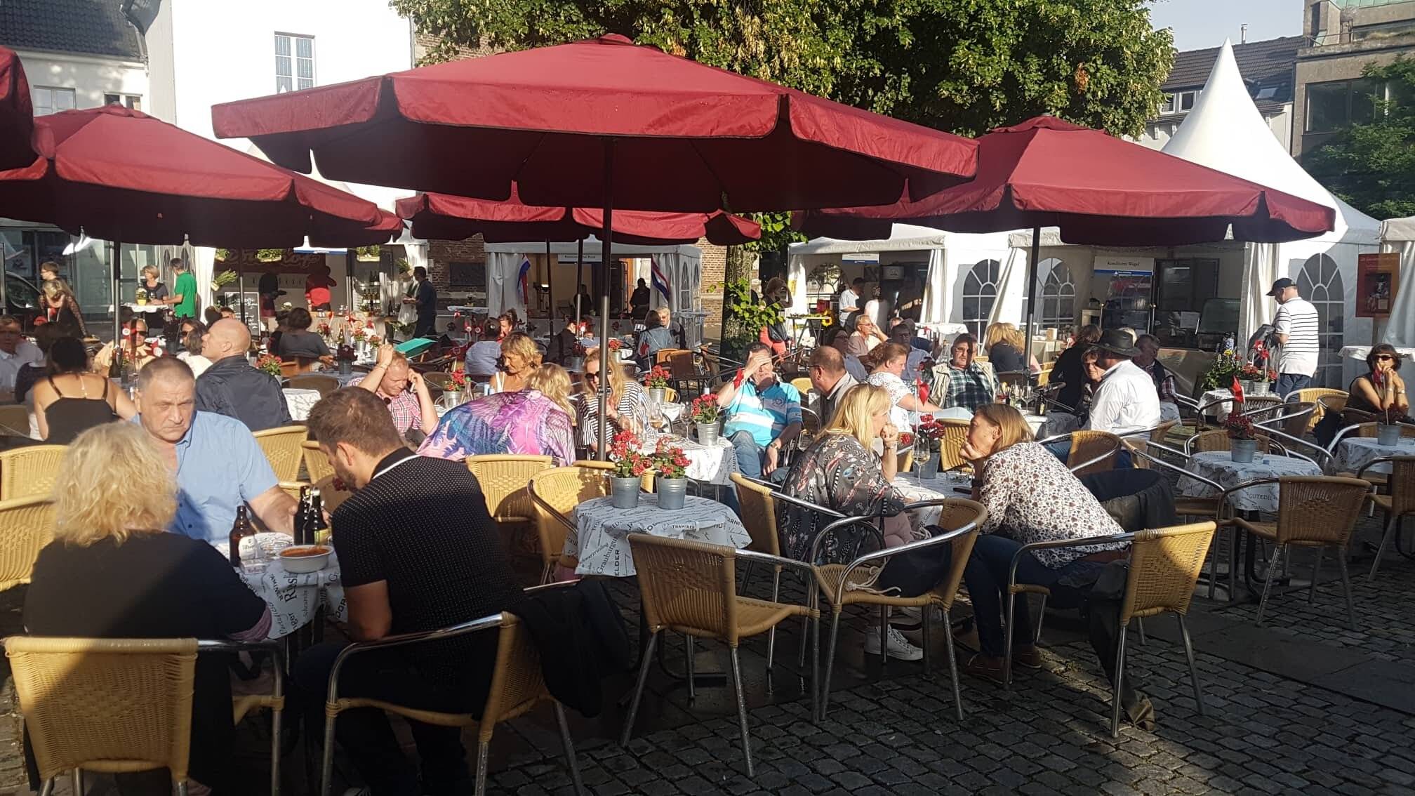  Zwölf Gastronomen präsentieren auf dem Freithof „Nüsser Genüsse“. 