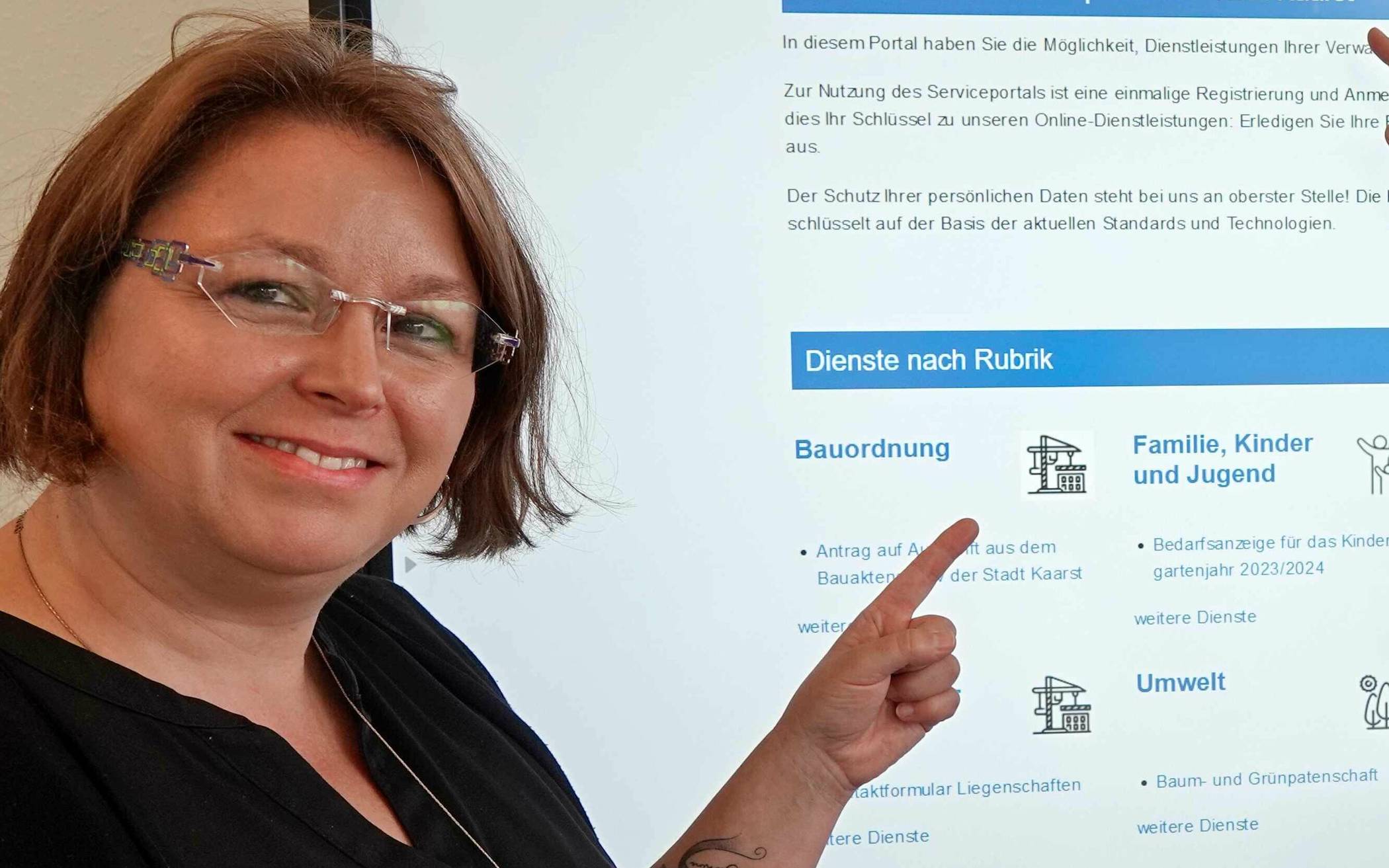   Christiane Fuhrmann, Leiterin des Bereichs IT der Stadt Kaarst, präsentiert das neue Serviceportal. 