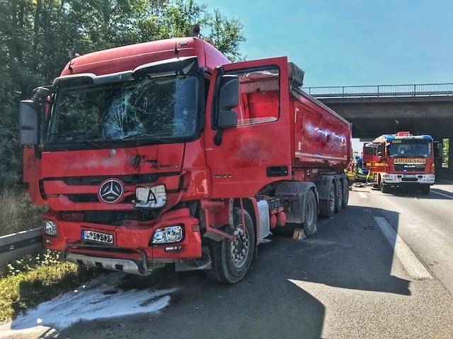 Fahrer von Feuerwehr aus Sattelschlepper gehoben