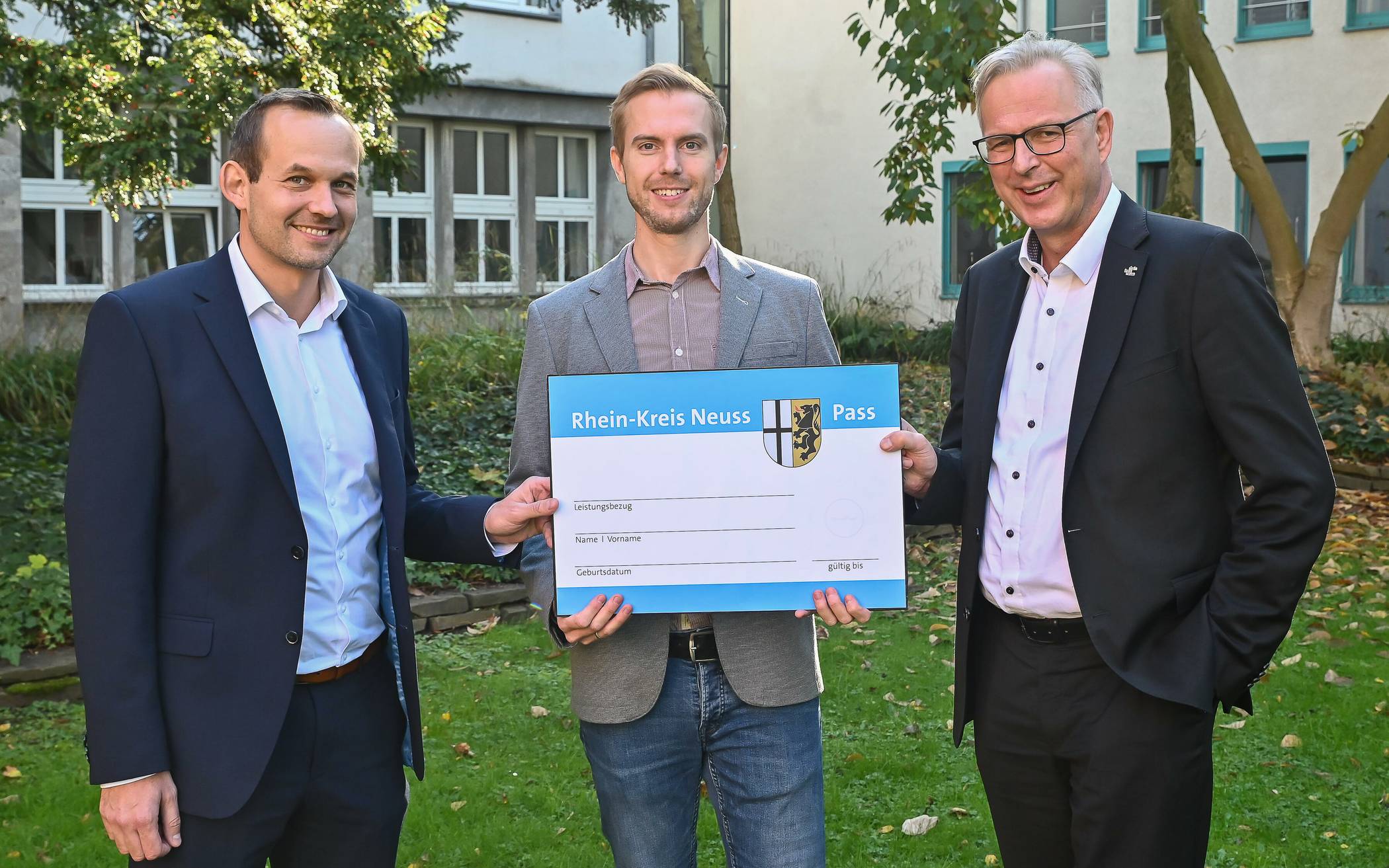 Von rechts: Kreisdirektor Dirk Brügge, Produktgruppenleiter Carsten Paetau und Kreissozialamtsleiter Jens Bender stellen den RKN-Pass vor. 