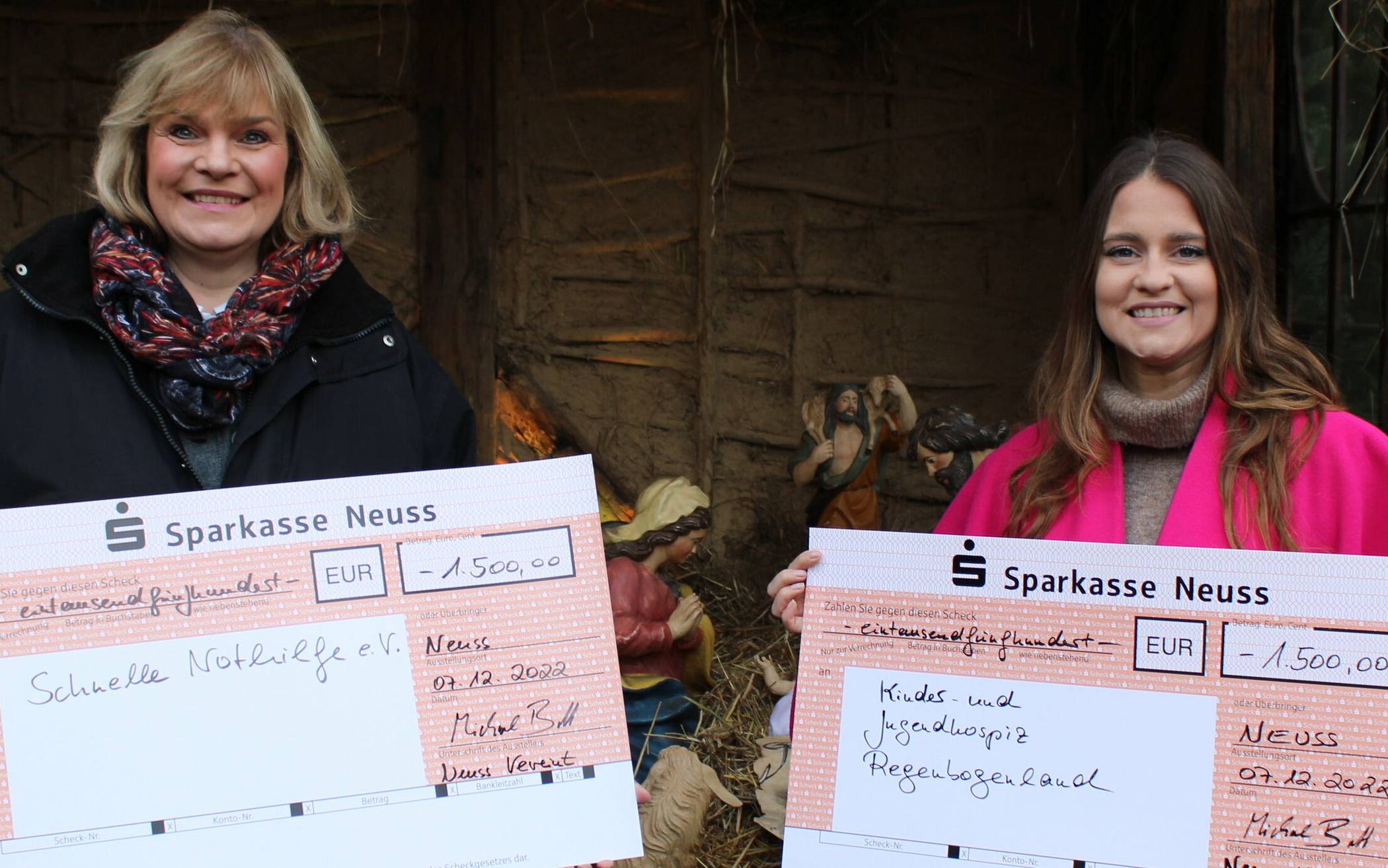 Jutta Stüsgen (l.) von der „Schnellen Nothilfe“ und Anja Eschweiler vom Kinder- und Jugendhospiz Regenbogenland freuen sich über die Spendenschecks.