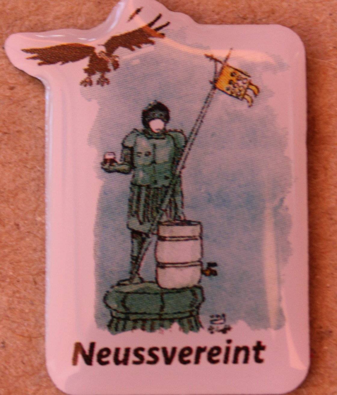  Der Pin "Neuss vereint": Das Motiv wurde von Wilfried Küfen entworfen.  