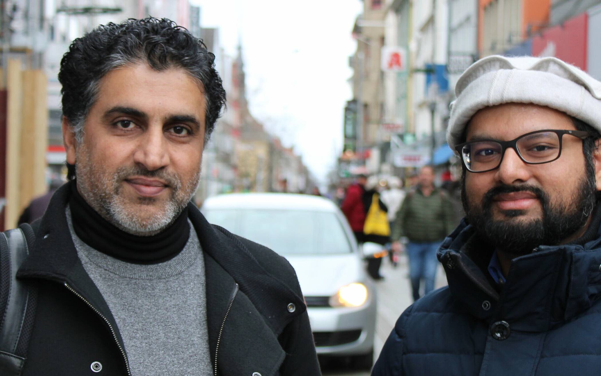  Zaheer Ahmad, Vorsitzender der Ahmadiyya Gemeinde Rhein Kreis Neuss, und Imam Wafa Mohammad (von links) sorgen gemeinsam mit ihrem Team dafür, dass Obdachlose und Bedürftige in der Neusser Innenstadt täglich eine warme Mahlzeit bekommen. 