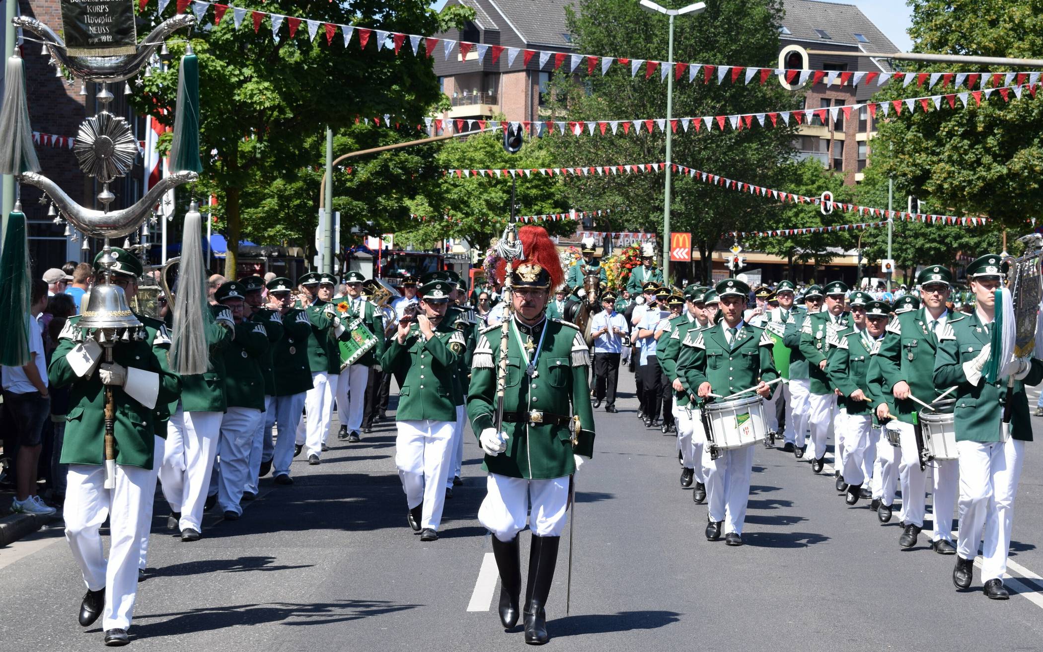  Die Königsparade am Sonntag auf der Kaarster Straße ist einer der Höhepunkte der Schützenfesttage auf der Furth.  