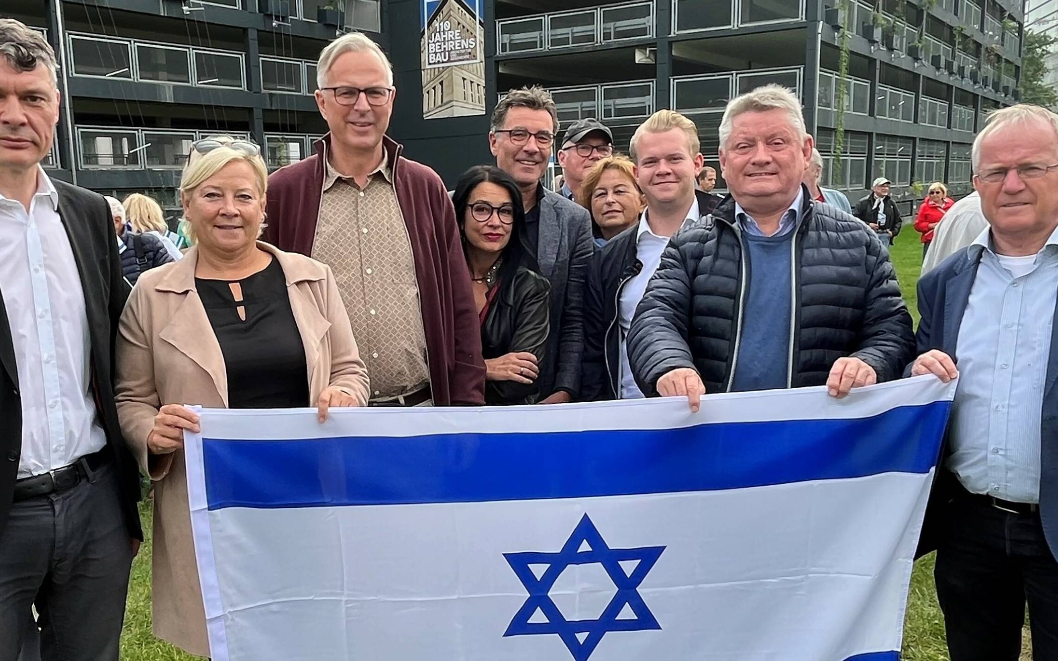 Zahlreiche Neusser waren bei der Solidaritätskundgebung „NRW steht zu Israel“ dabei, unter anderem die Landtagsabgeordneten Dr. Jörg Geerlings und Heike Troles, Kreisdirektor Dirk Brügge (v.l.) sowie der Bundestagsabgeordnete Hermann Gröhe (2.v.r.).