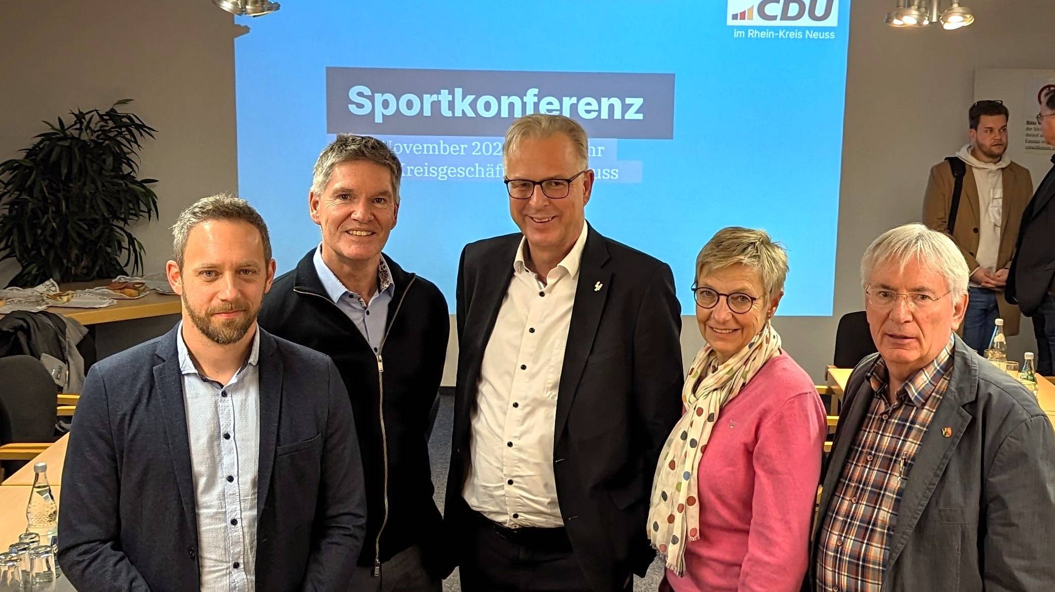 Daniel Müller, Michael Scharf, Kreisdirektor Dirk Brügge, Agnes Werhahn, Vorsitzende der Stiftung Sport, Sportausschussvorsitzender Andreas Buchartz.  