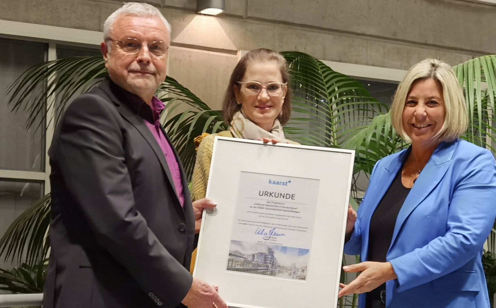 Carl-Wilhelm Bienefeld und Nadine Graber wurden von Bürgermeisterin Ursula Baum mit der Ehrengabe der Stadt Kaarst ausgezeichnet.