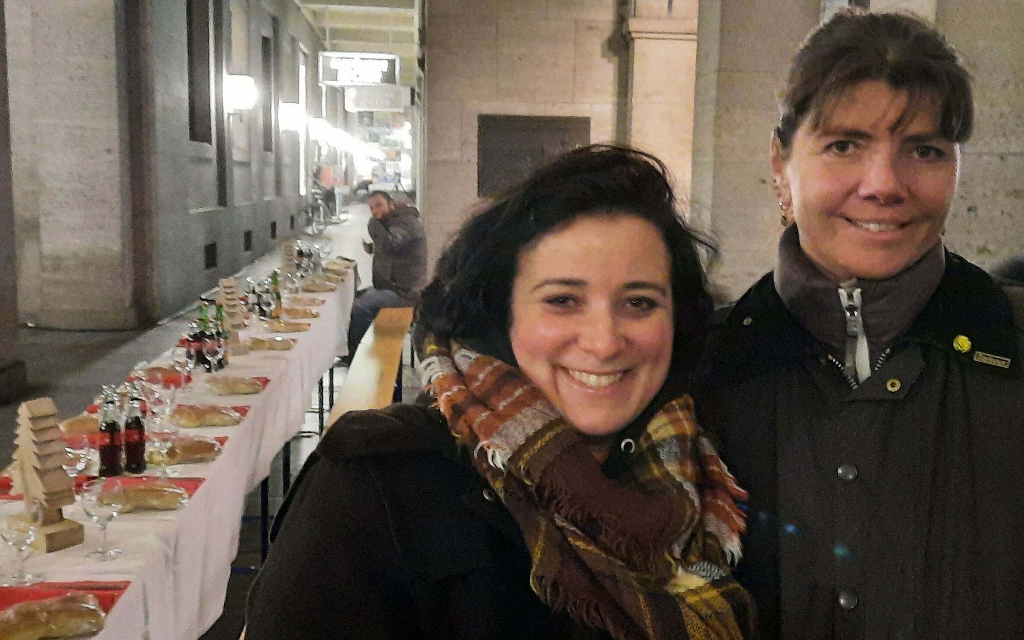 Engagement für die Obdachlosen: Marina Pereira und Jessica Müller-Seidel (v.l.) vom Verein „Neuss packt an“ an der liebevoll gedeckten Tafel vor dem Rathaus.