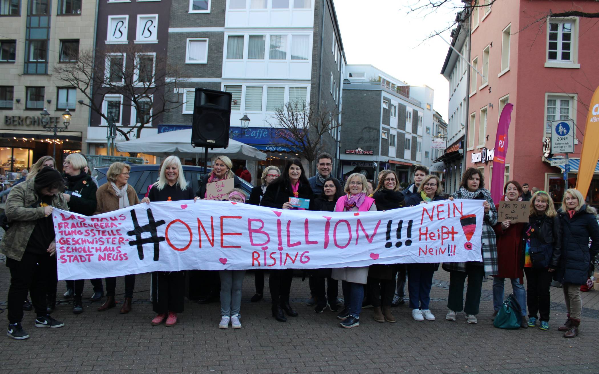 Gegen Gewalt an Frauen und Mädchen: Aktion vor dem Rathaus