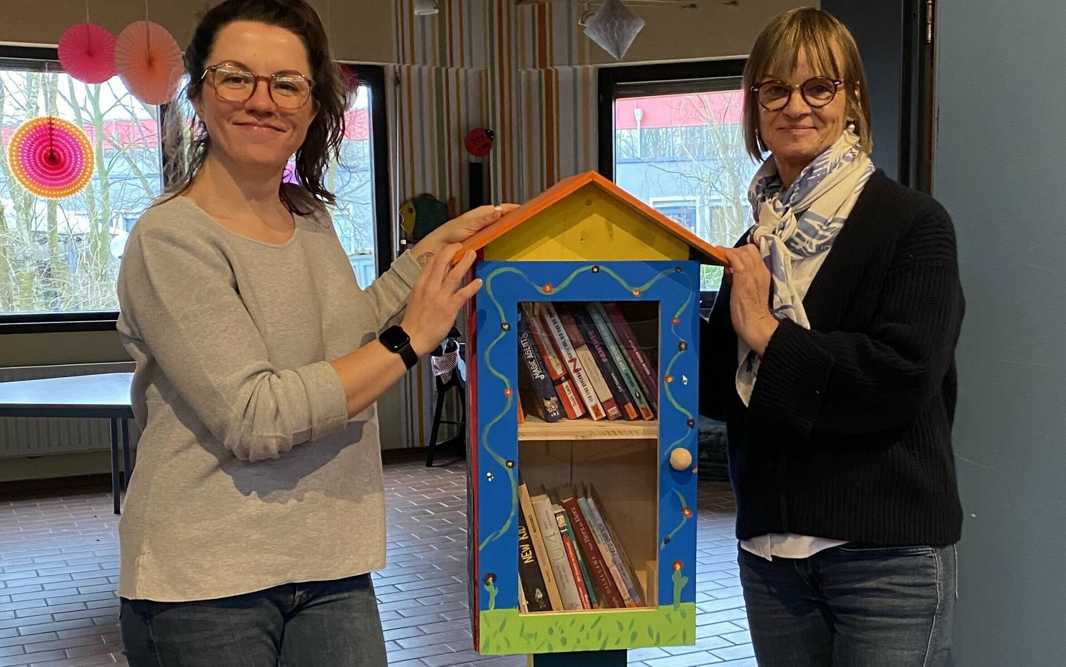  Sally-Mae Stamm vom „Bebop“ und Petra Esser mit dem Bücherhaus im Kaarster Jugendzentrum „Bebop“.   