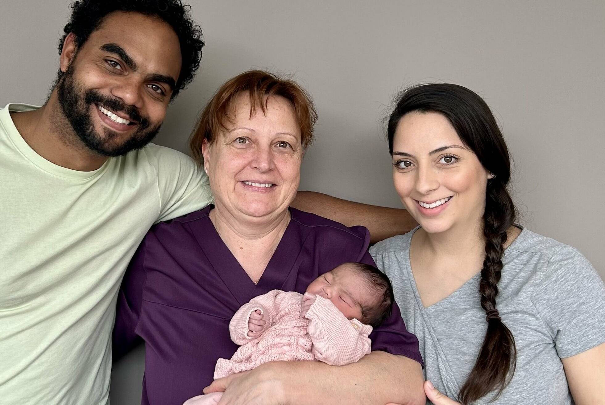   Cathalina und Andreas Stock mit Kinderkrankenschwester Anita Dost, die Baby Pia Camila hält.  