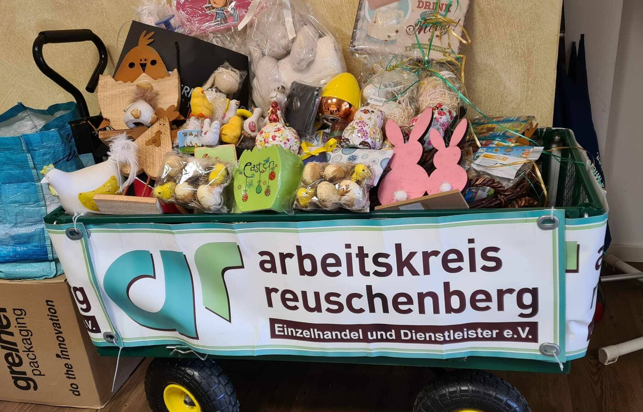 Der Arbeitskreis  Reuschenberg ist bereit für den Ostersamstag: die gelben Plakate hängen im Ort und der Oster-Karren ist gepackt.   