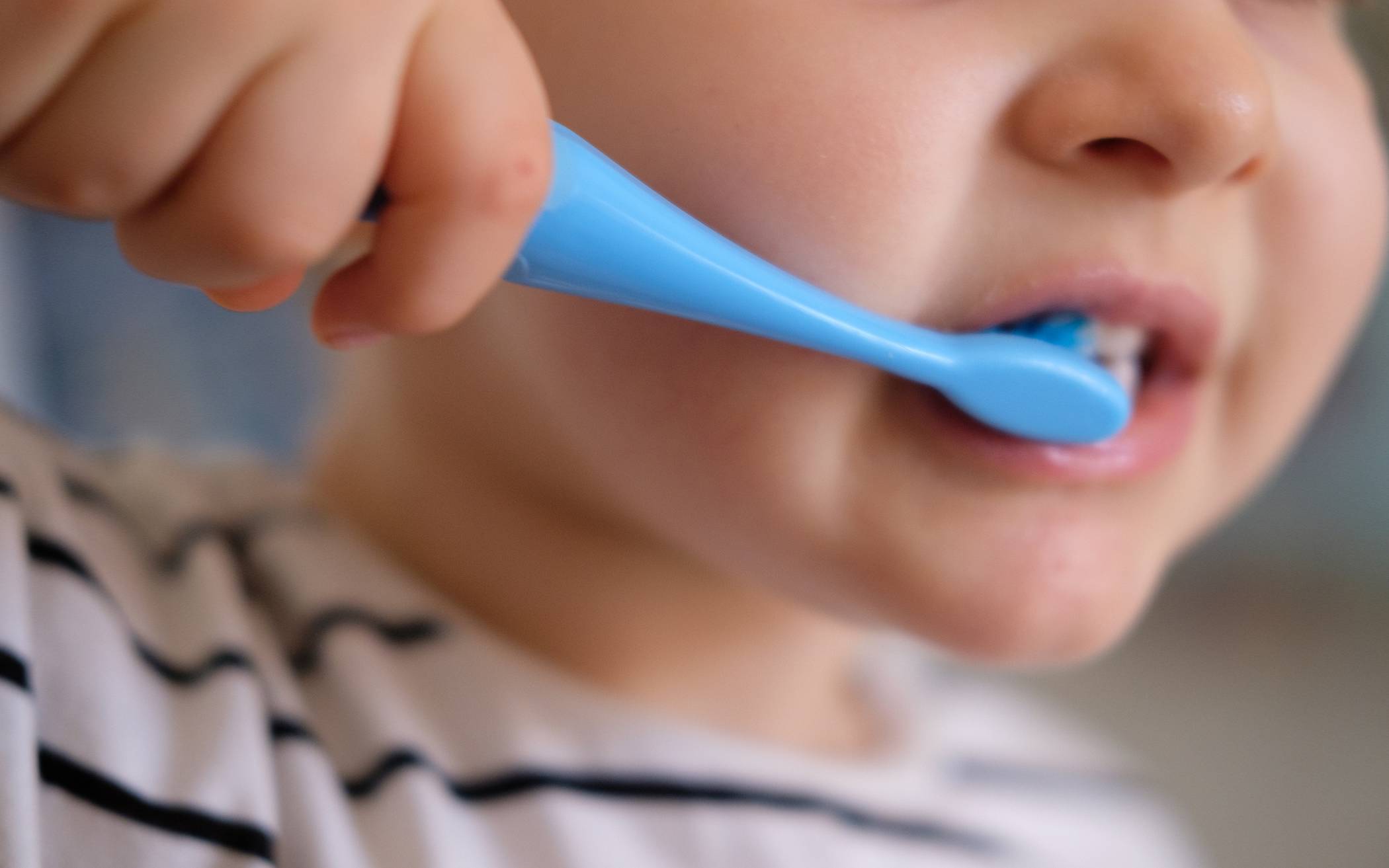 Zähneputzen und mehr: Der Zahnärztliche Dienst des Gesundheitsamts im Rhein-Kreis Neuss bietet das Präventionsprogramm „Kita mit Biss“ gegen frühkindliche Karies an.  