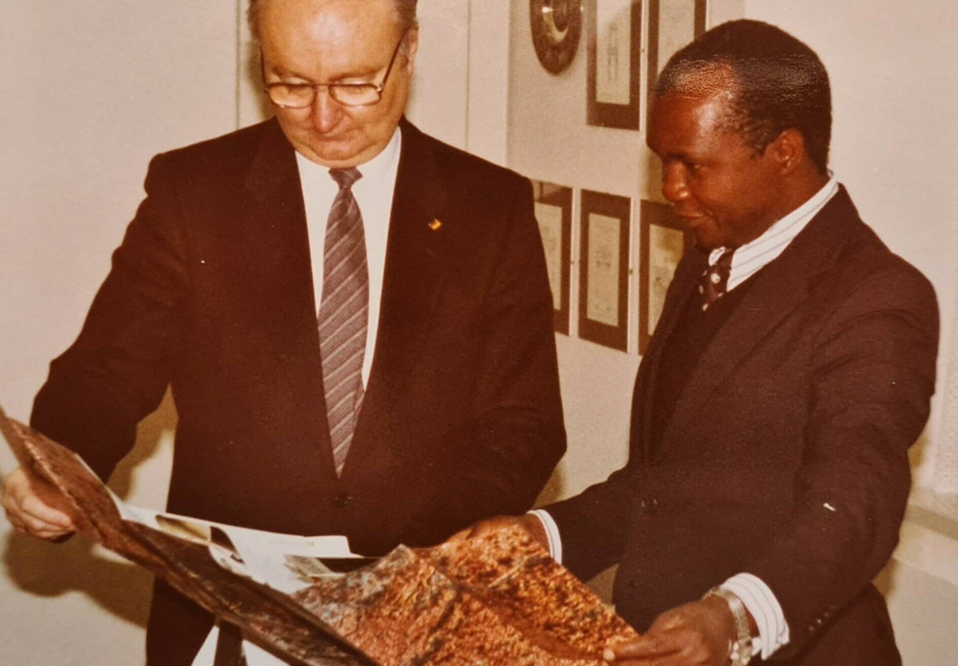  Dr. Heinz Günther Hüsch, ehemaliger Bundestags-Abgeordneter aus Neuss, und Paul Ssemogerere, Vorsitzender der Democratic Party (Uganda) und Onkel des gleichnamigen Erzbischofs, in Neuss.  