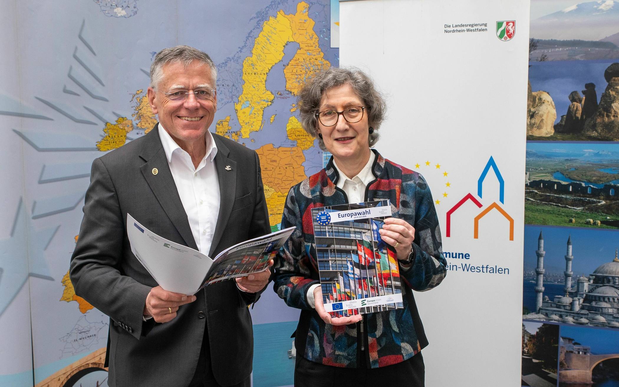 Landrat Hans-Jürgen Petrauschke und Ruth Harte, Leiterin des Europabüros, stellten die Broschüre zur Europawahl 2024 vor.  