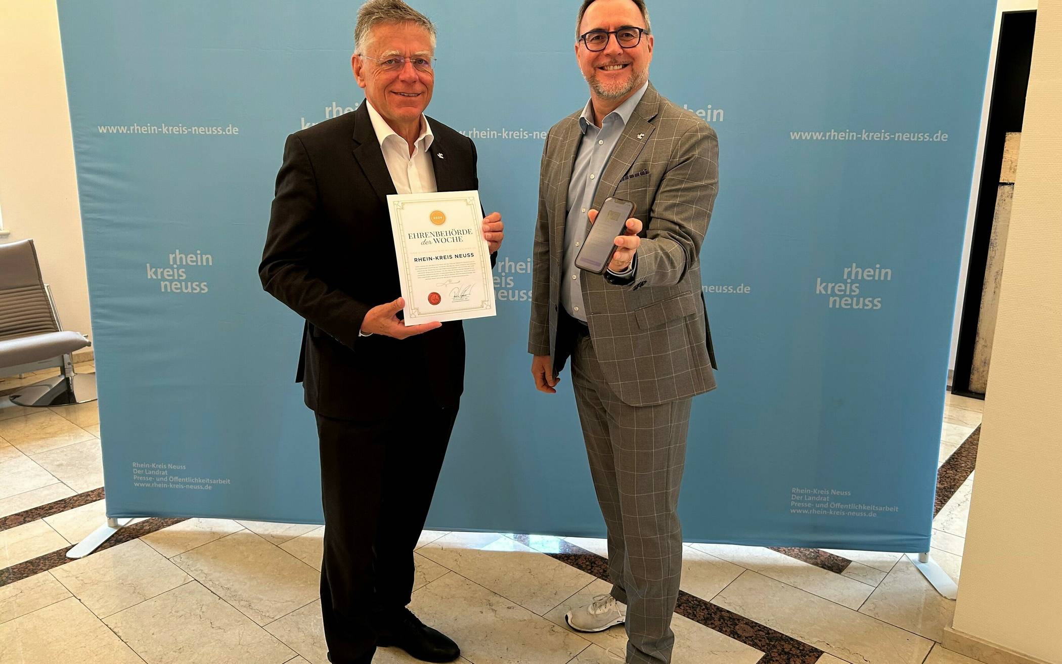 Freude über die Auszeichnung: Landrat Hans-Jürgen