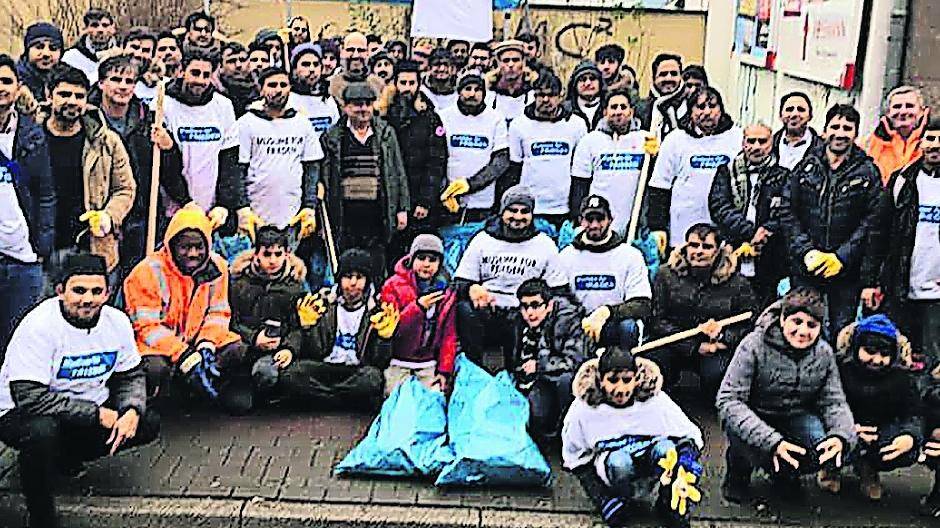Sie wollen Ängste abbauen: 75 Moslems reinigen Straßen in Neuss
