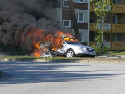 Fahrzeuge in Flammen