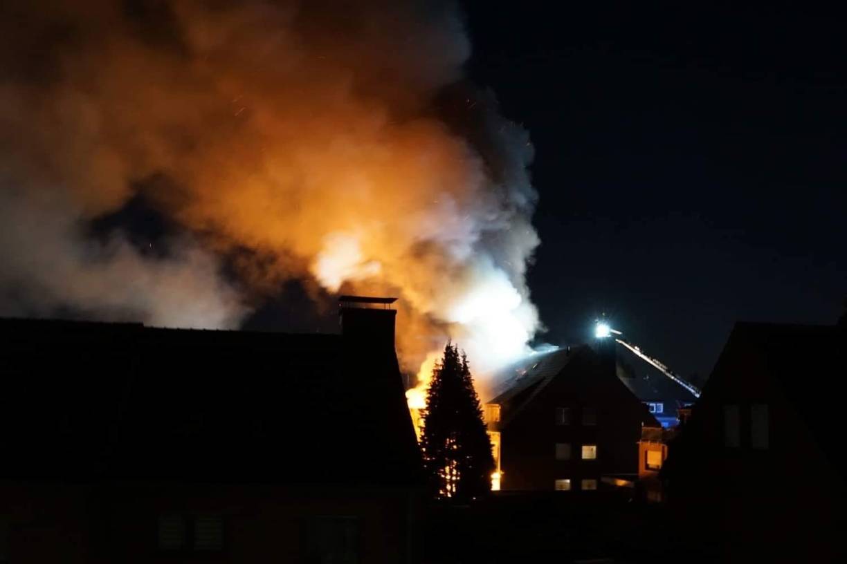 Zwölf Verletzte bei Wohnungsbrand in Holzheim