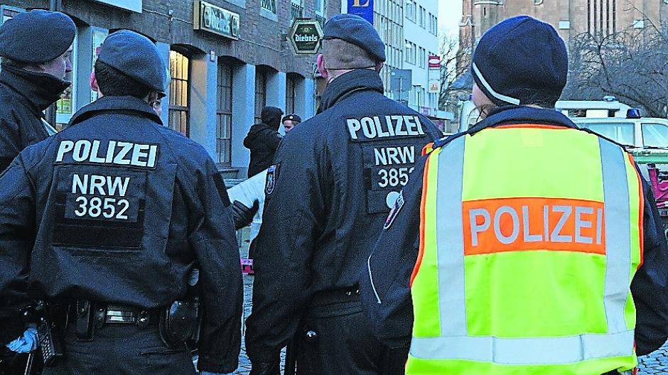 Polizei sucht falschen Polizeibeamten: Sicherheitskette an Tür hilft Senior