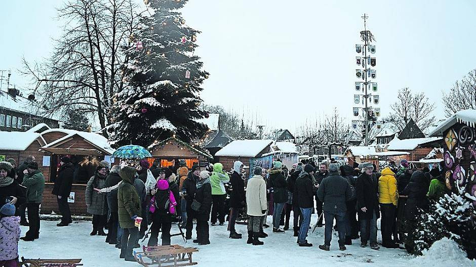 Weihnachtsmarkt auf dem Lindenplatz Seit zehn Jahren sorgt der Budenzauber in Holzbüttgen für besinnliche Stimmung