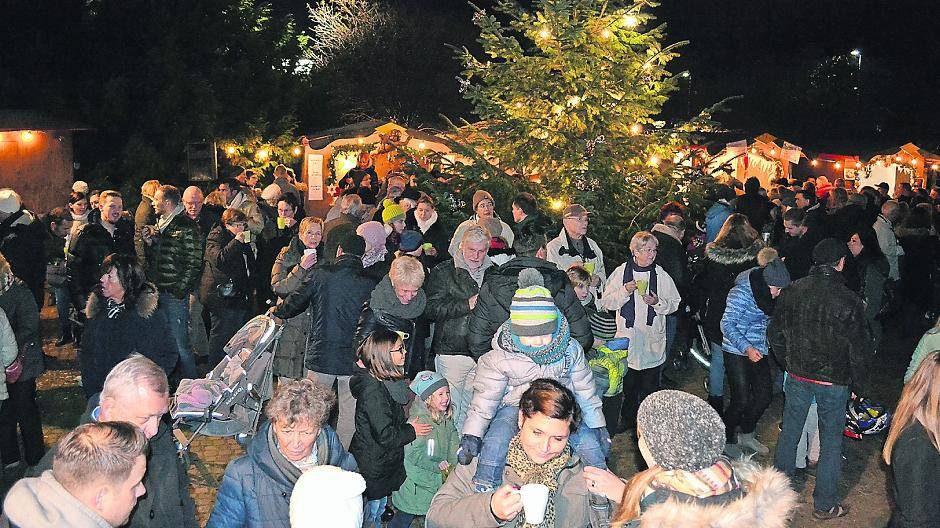 „Oh du fröhliche...“: Kaarster Schützen eröffnen Reigen der Weihnachtsmärkte Der Kirchenvorplatz im Alten Dorf wird zum Treffpunkt für alle Bürger