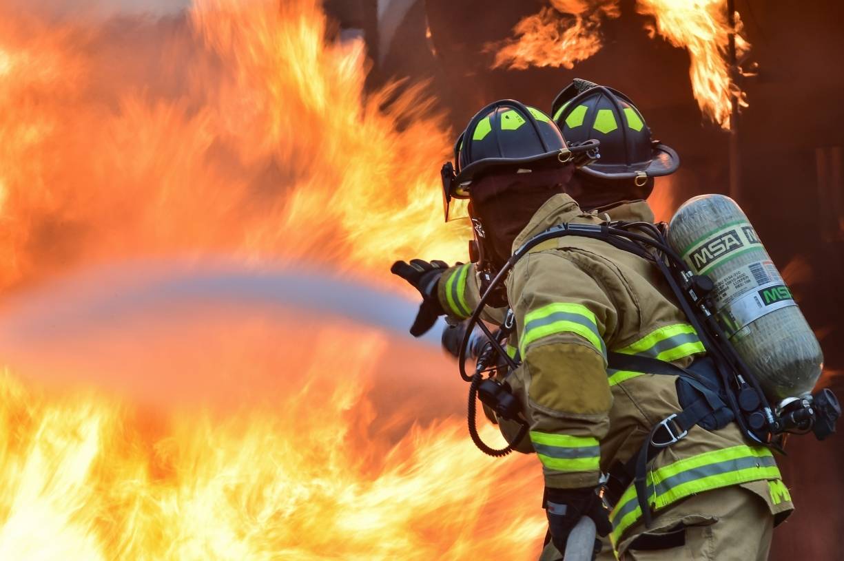 Feuerwehr Neuss rettet Bewohner aus brennender Wohnung