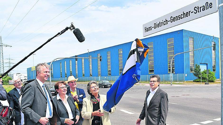 Am 12. Oktober eröffnet Ikea auf der Hans-Dietrich-Genscher-Straße 1 Barbara Genscher enthüllte das Straßenschild+++Freude bei der FDP