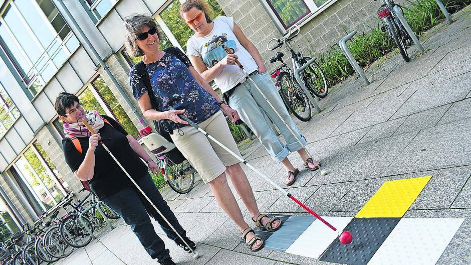 Kaarster Blind-Gänger testen neue Leitliniensysteme aus Stadtverwaltung arbeitet mit Blindengruppe zusammen