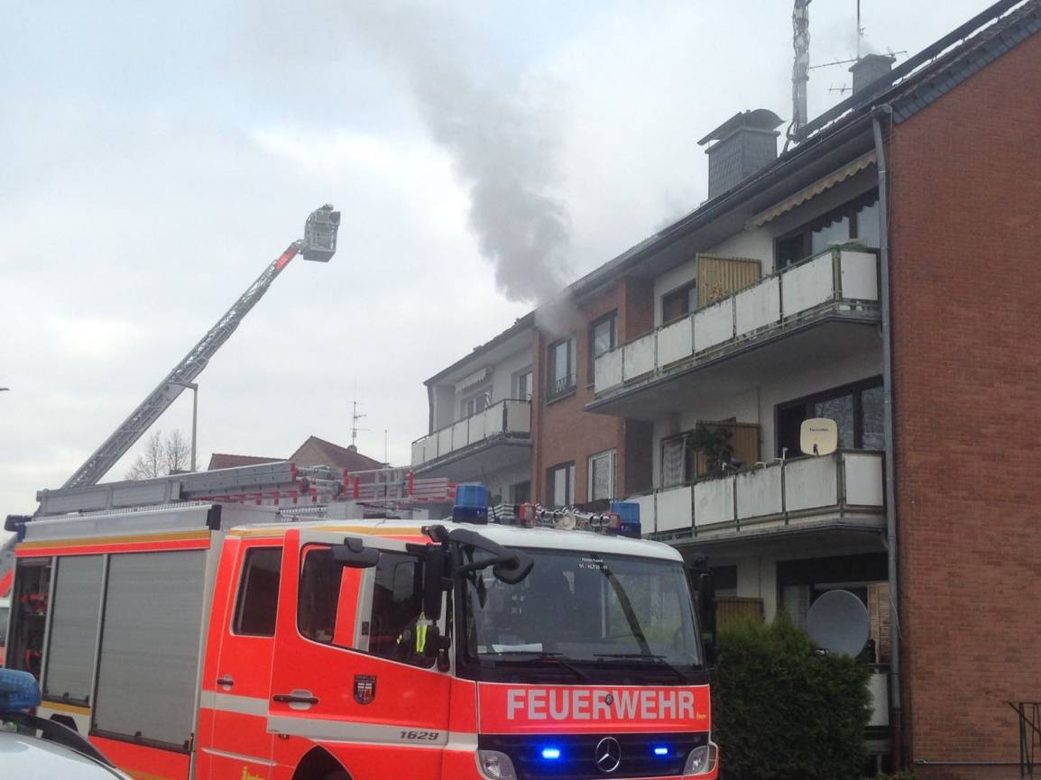 Wohnung brannte: Bewohner über Drehleiter gerettet