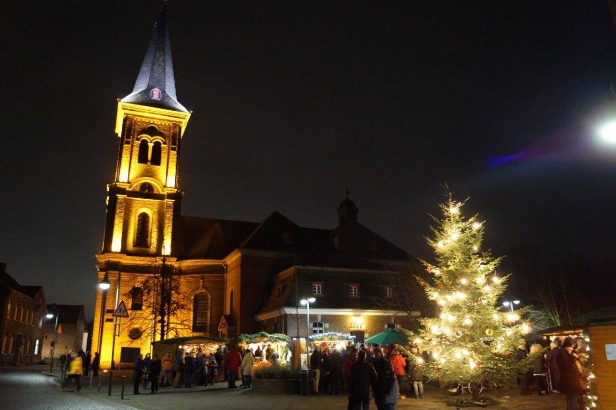 Im Schatten der Andreaskirche kommen Norfer und Gäste in Weihnachtsstimmung
