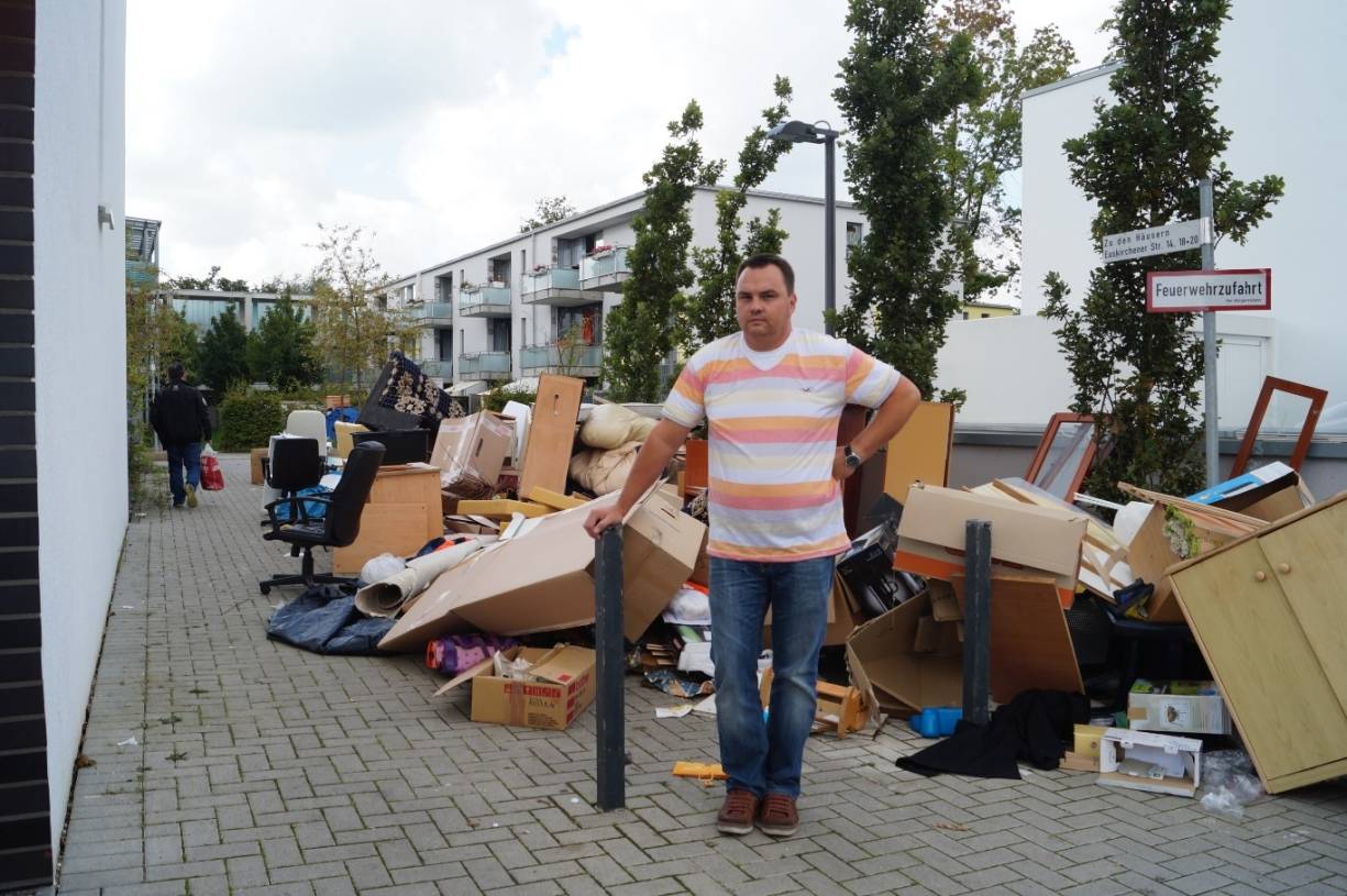 Haufenweise Müll blockiert tagelang Rettungswege — Bürger sind sauer