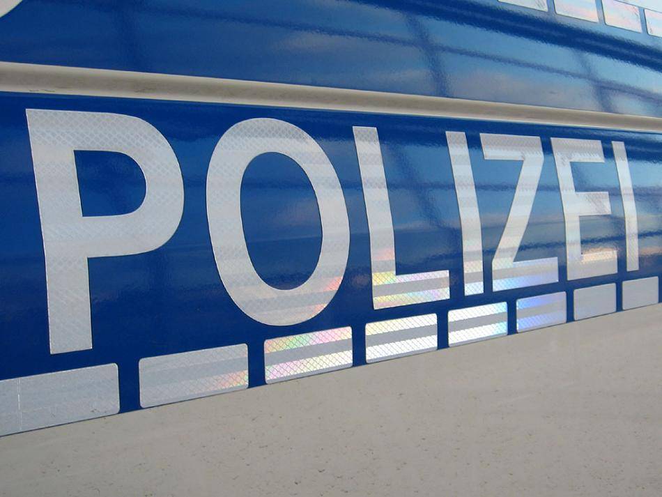 Polizei sucht mutmaßliches Fluchtfahrzeug des bewaffneten Räubers