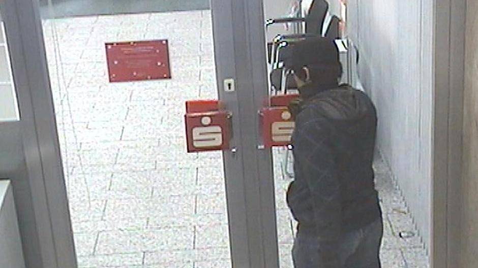 Sparkasse in Erfttal überfallen: Die Polizei fahndet nach diesem Bankräuber