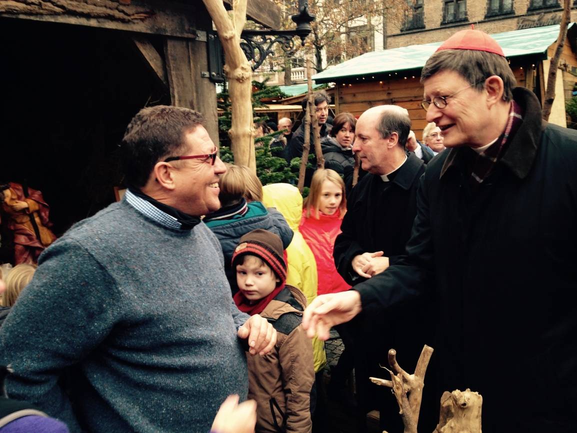 Kardinal Woelki besuchte heute die Neusser Krippe auf dem Weihnachtsmarkt