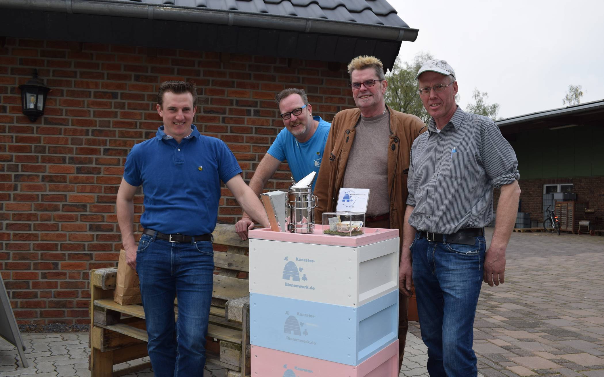  Die Landwirte Stefan Schwengers (links) Herbert Wilms (rechts) unterstützen die Imker Stephan Richter (zweiter von links) sowie Ralf Ernst bei dem Insektenschutzprojekt. 